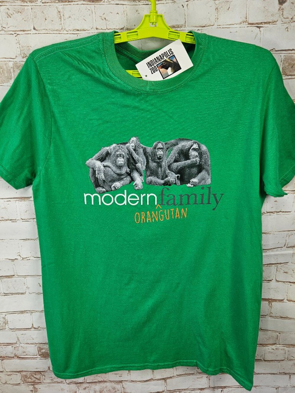 NWT Gildan Adult Size M Green "Modern Family" Orangutans TShirt Indianapolis Zoo